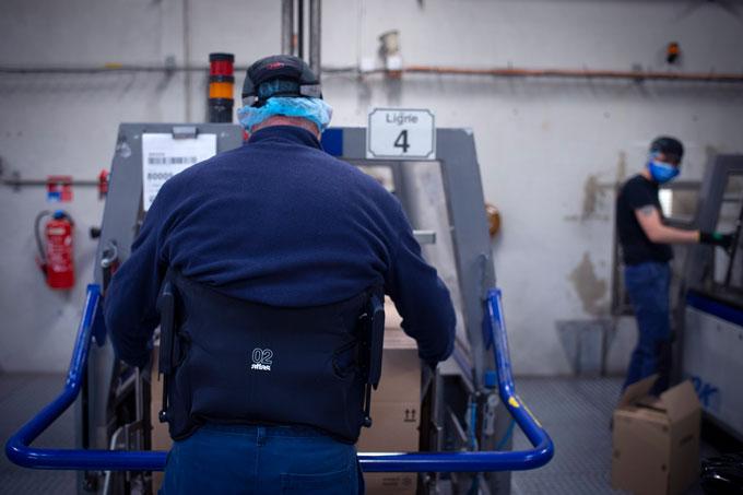 Un salarié de dos en situation de travail. Un salarié de dos en situation de travail.