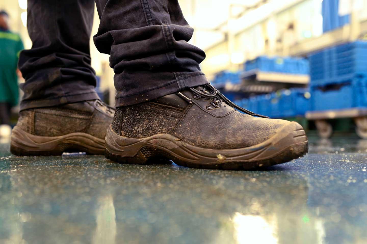 Illustration d'une résine de sol et chaussures de sécurité.