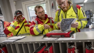 Un équipage de collecte des bacs jaunes 