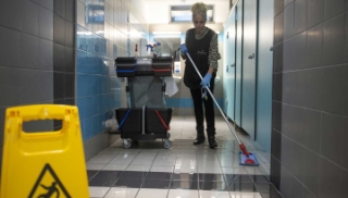 Des agents de nettoyage exposés à une combinaison de risques ...