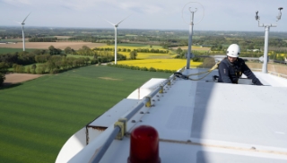 Une équipe de techniciens de maintenance d'éoliennes 