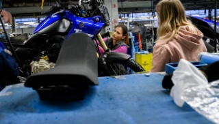 Le travail à la chaîne se met dans la roue de la modernité
