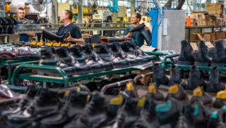 Une organisation à mi-chemin entre artisanat et industrie
