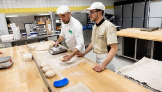CFA Eschau : des apprentis testent une farine moins volatile