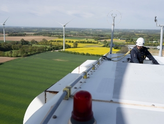Une équipe de techniciens de maintenance d'éoliennes 
