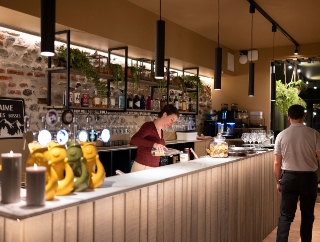 Un restaurant réaménagé en salle et en cuisine