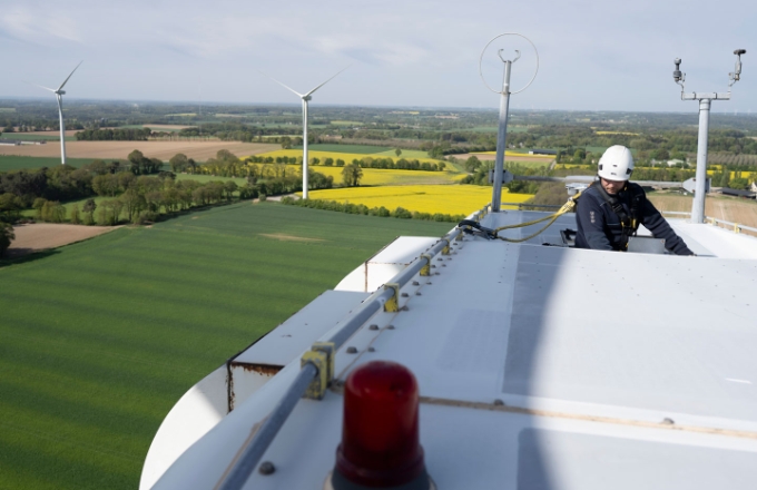 Une équipe de techniciens de maintenance d'éoliennes 