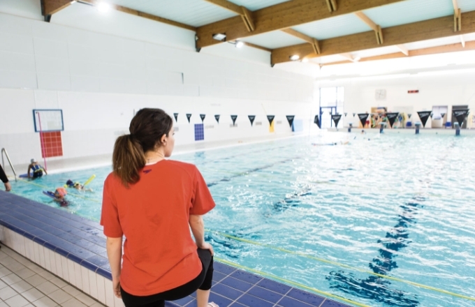 Gare aux chloramines pour les travailleurs des piscines