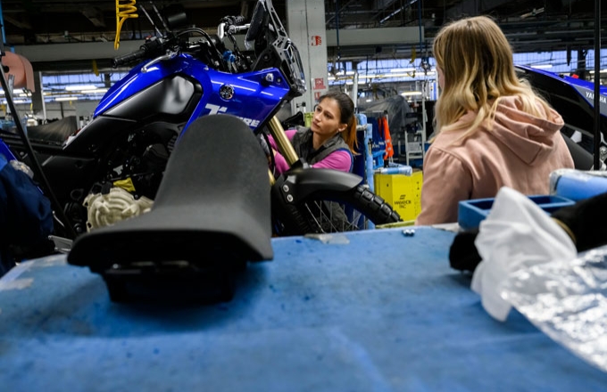 Le travail à la chaîne se met dans la roue de la modernité