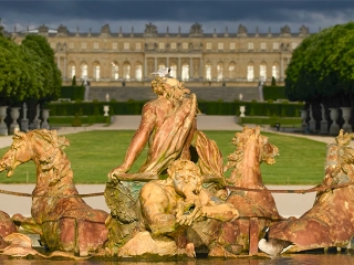 La rénovation de la fontaine du char d'Apollon au château de ...