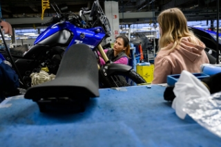 Le travail à la chaîne se met dans la roue de la modernité