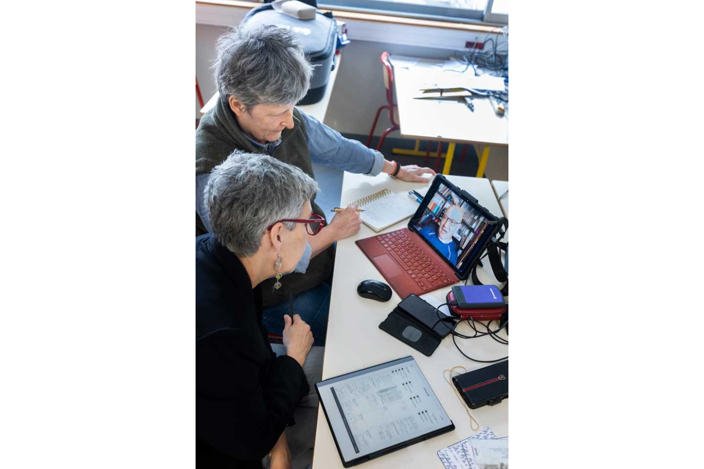 Une fois arrivée sur place, Élisabeth Festou installe son bureau pour la journée  dans un lycée technique de Charente-Maritime. Au programme : appels téléphoniques, visioconférences et échanges avec la communauté éducative sur les projets en cours.