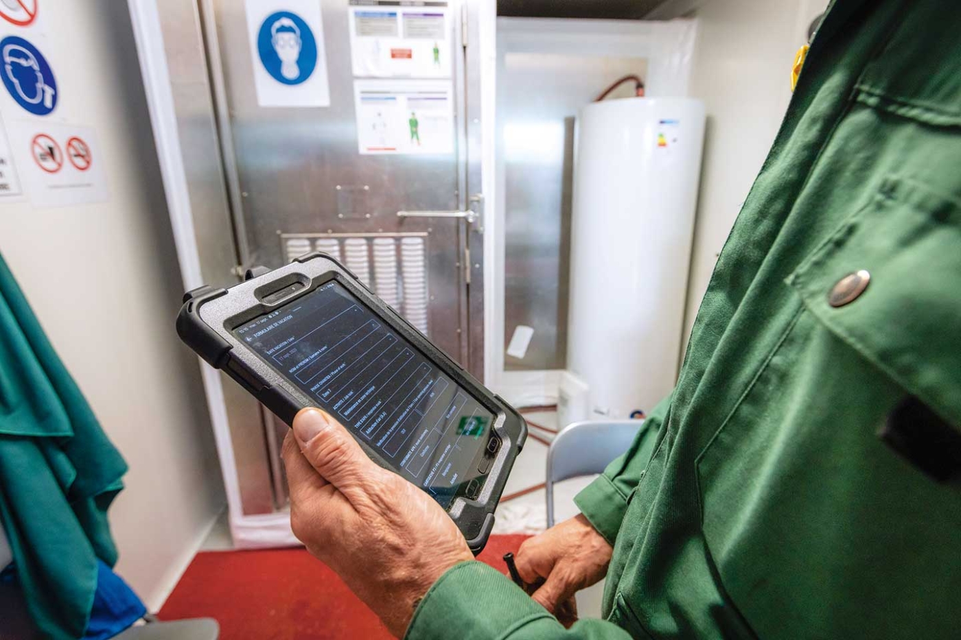 Le logiciel sur tablette permet d'établir, en fonction de plusieurs critères (température, hygrométrie, type d’activité à réaliser, zone d'intervention…) des temps de vacation optimale et de pause.