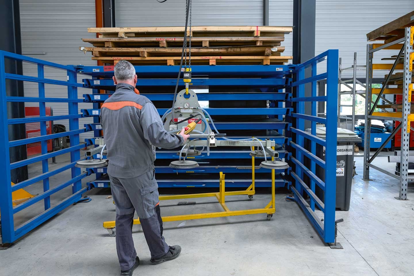 Un rack à tiroirs a été acquis, et une potence équipée d’un palonnier à ventouses a été installée à ses côtés.