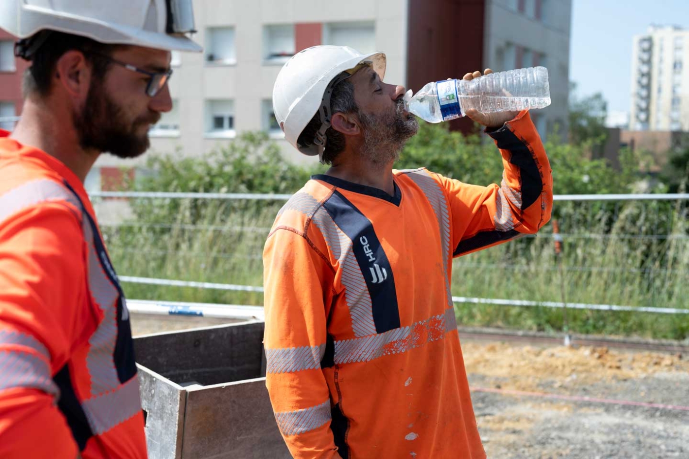Vue d'une situation de travail sur chantier btp.