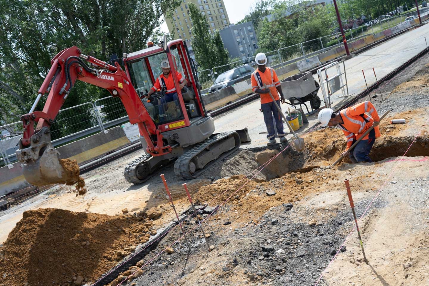 Vue d'une situation de travail sur un chantier btp.