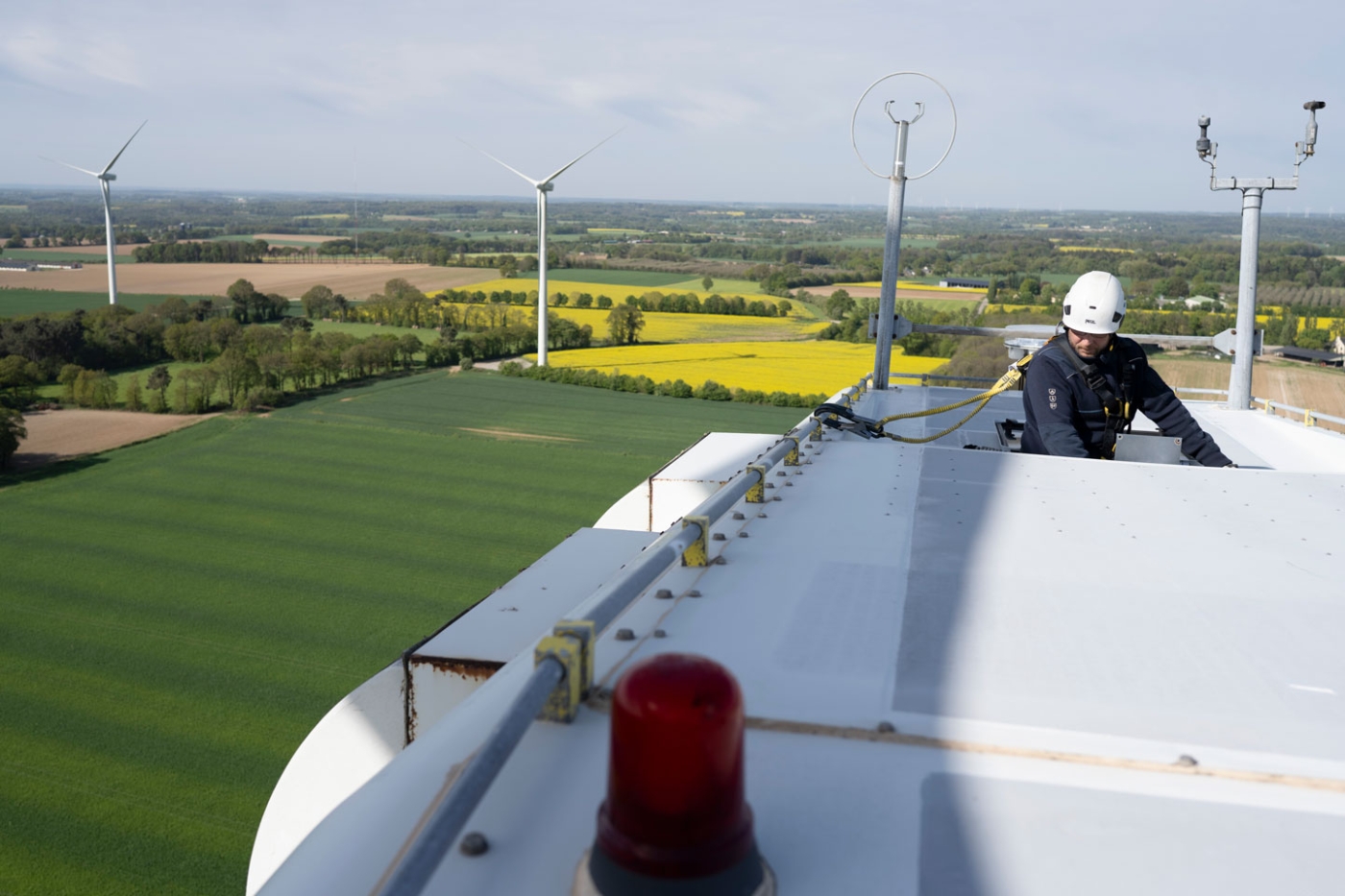 Vue d'une opération de maintenance sur éolienne.