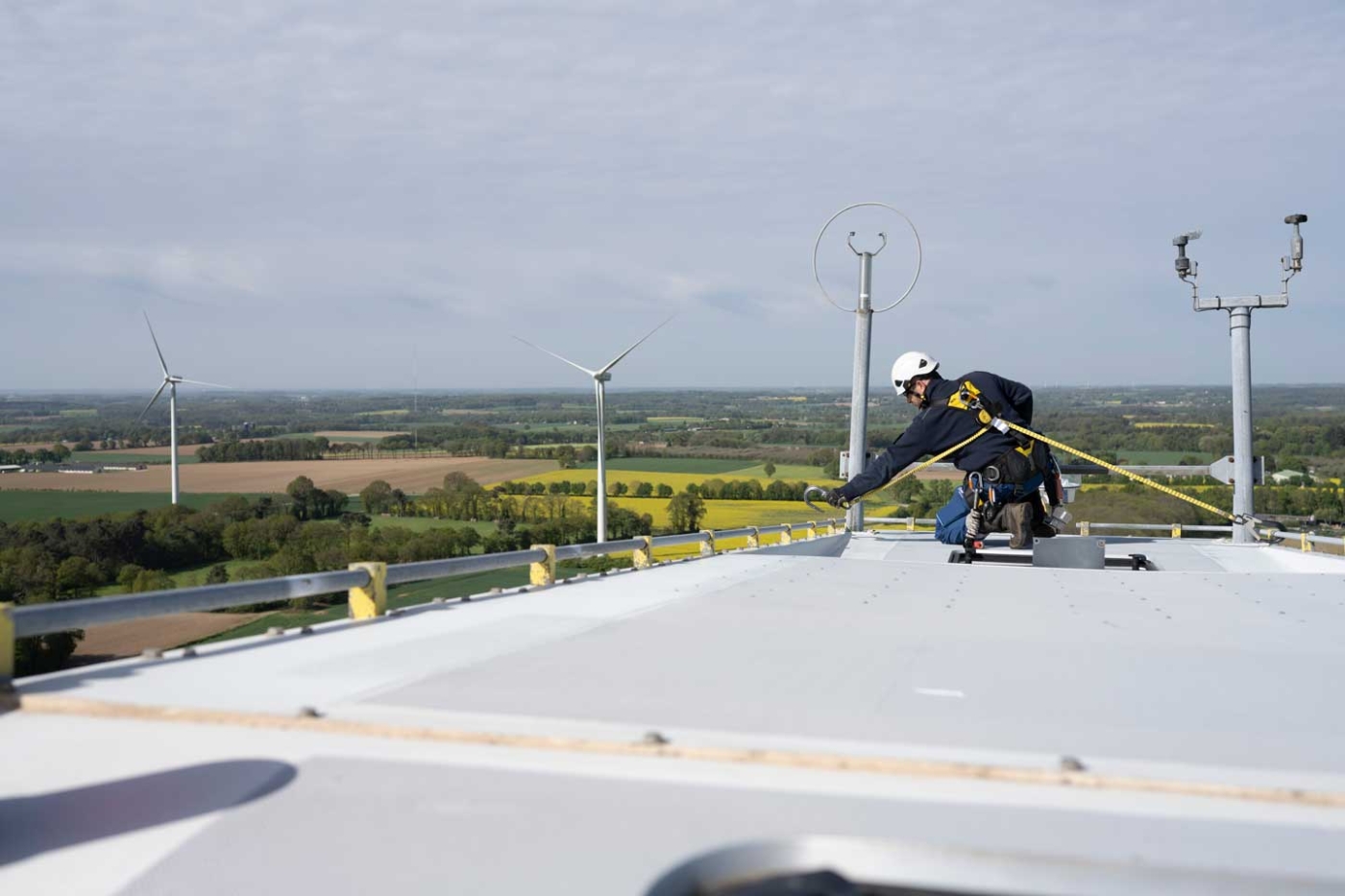 Vue d'une situation de travail lors d'une opération de maintenance éolienne.