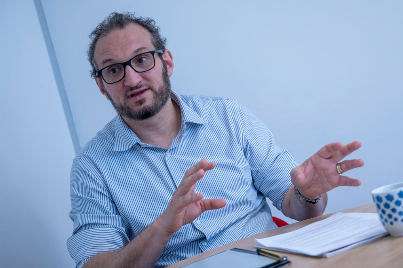 Yann Hilaire en situation d'interview.