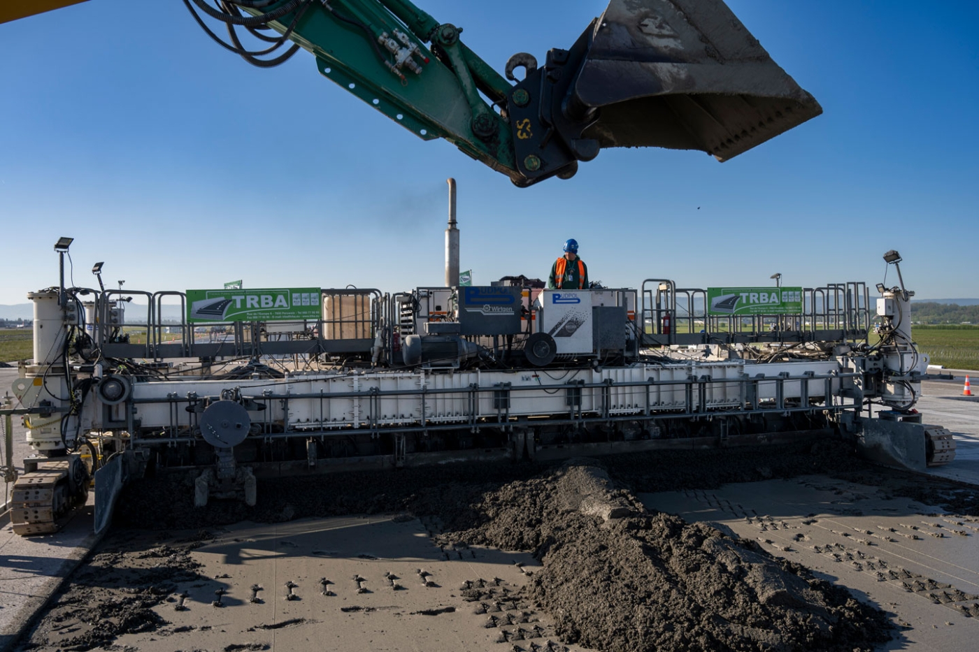 Vue d'une situation de travail durant la rénovation d'une piste aéroportuaire. 