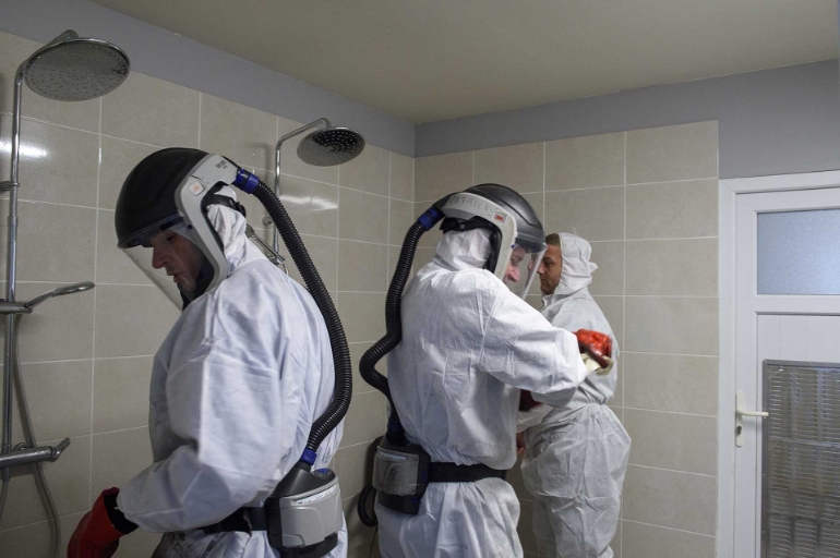 Douches pour la décontamination des opérateurs