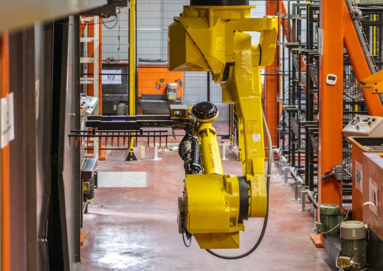 À la ligne de trempage, un robot prend en charge les cadres sur lesquels sont accrochés les outils À la ligne de trempage, un robot prend en charge les cadres sur lesquels sont accrochés les outils