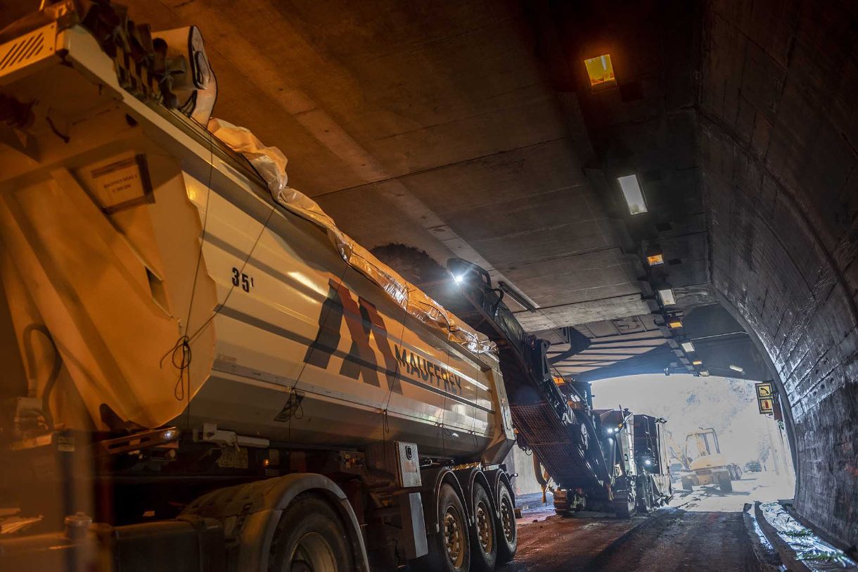 Engins de désamiantage dans le tunnel de Bastia