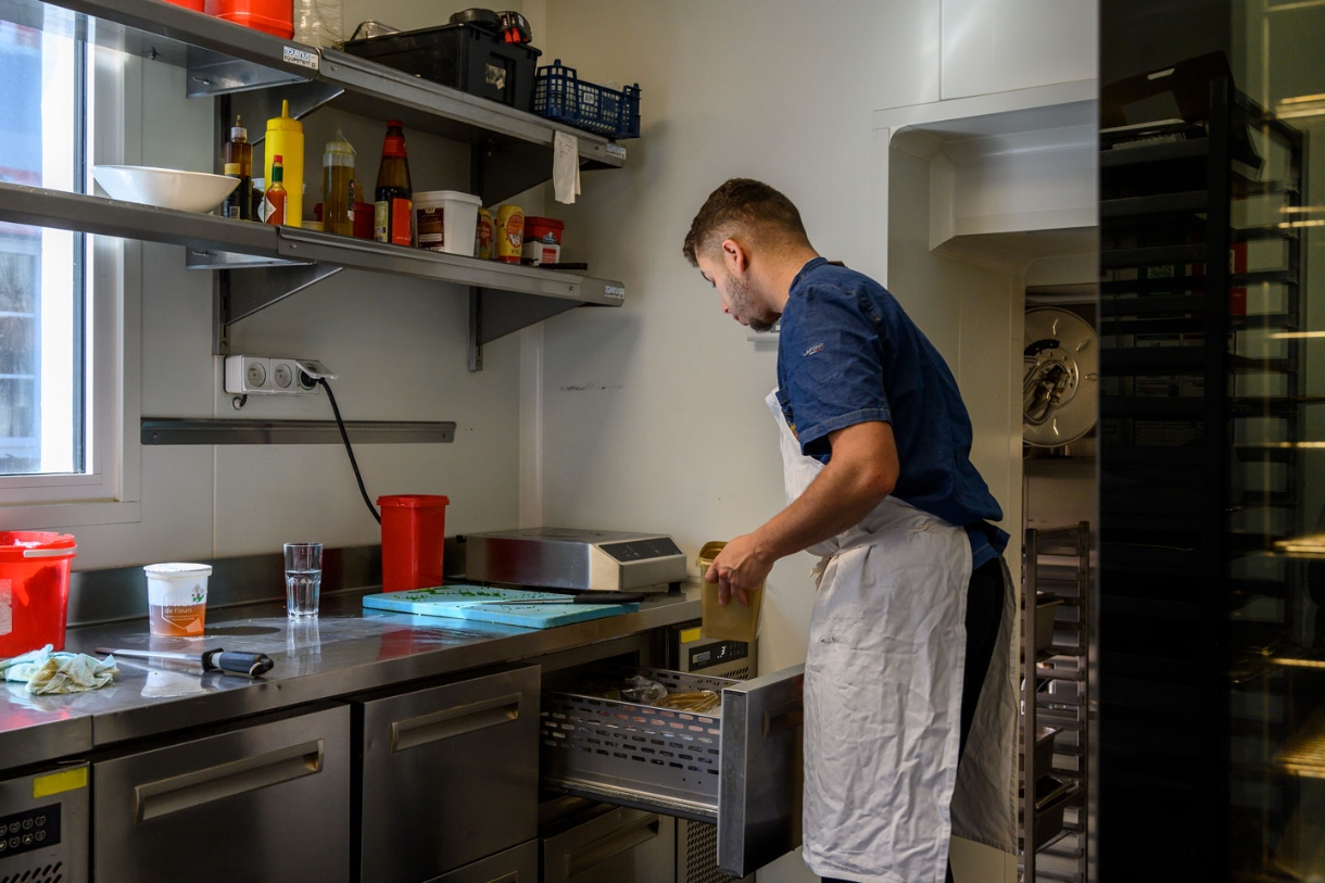 Un salarié de la Guinguette en cuisine.