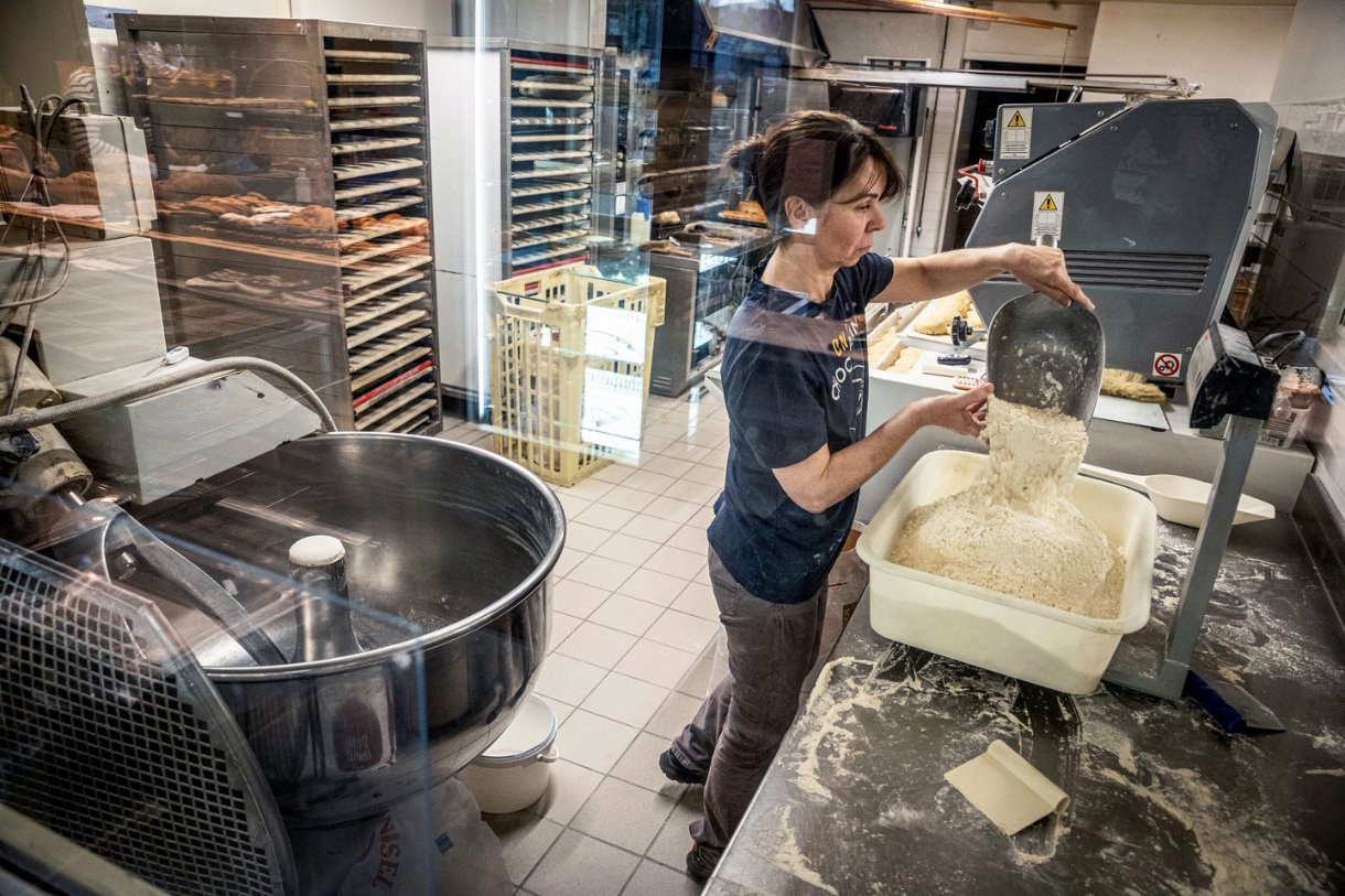 Sylvie Burosse, gérante de la boulangerie Patsy, en situation de travail.