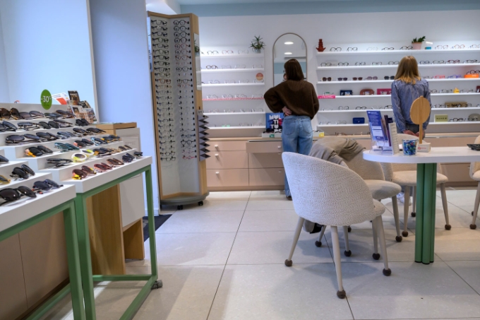 Vue d'une situation de travail chez un opticien.