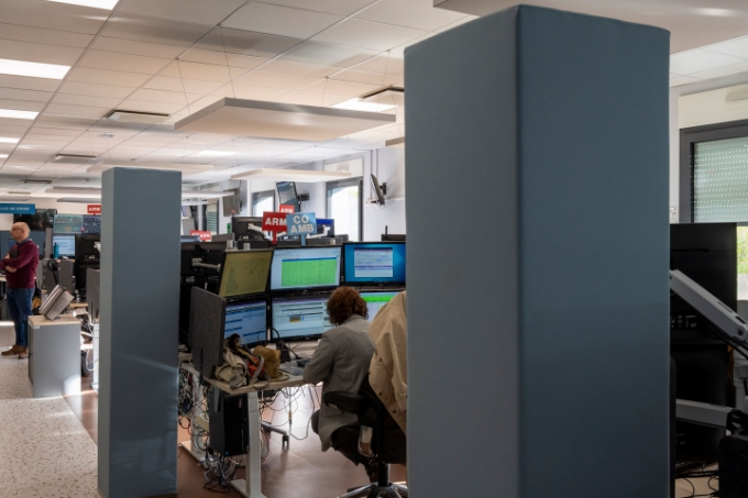 Vue d'une situation de travail en centre d'appels d'urgence.