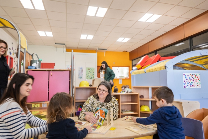 Vue d'une situation de travail en crèche.