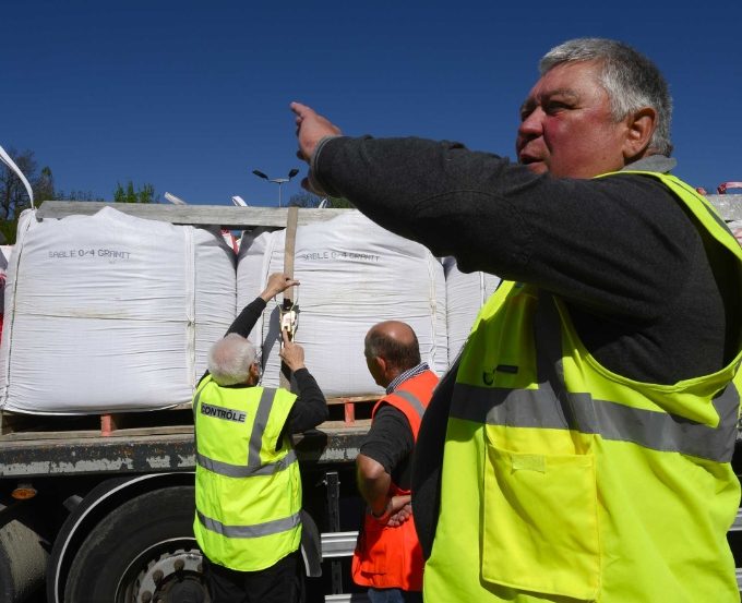 Yves Rostaing procède au contrôle des lanières.