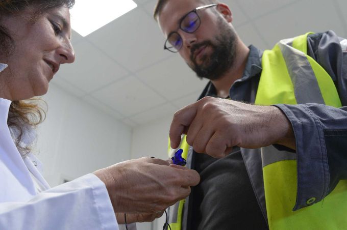 Un salarié rend ses bouchons d'oreilles moulés responsables d'irritations.