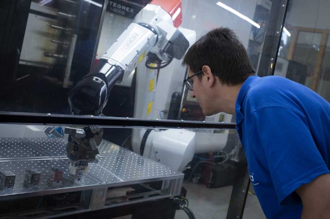 Opérateur dans l'entreprise de micromécanique Cryla Opérateur dans l'entreprise de micromécanique Cryla