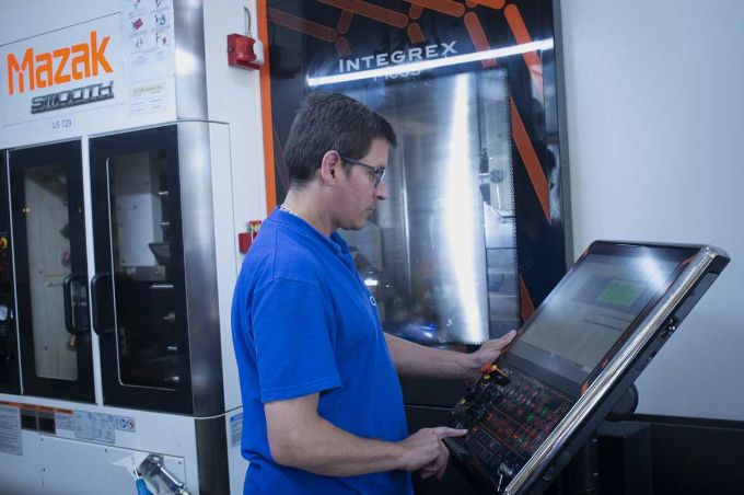 Opérateur dans l'usine de micromécanique Cryla Opérateur dans l'usine de micromécanique Cryla