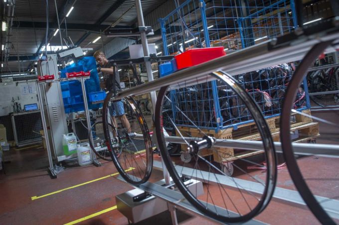 Poste de montage des rayons de vélos chez Moustache Bikes Poste de montage des rayons de vélos chez Moustache Bikes