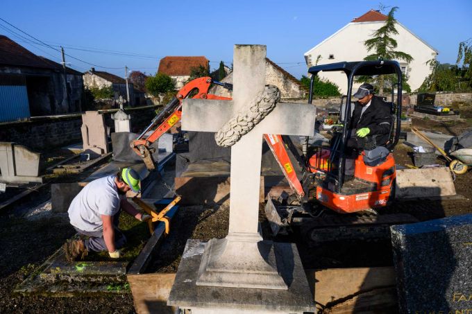 Salariés de Finalys Environnement chargés de restructurer les cimetières