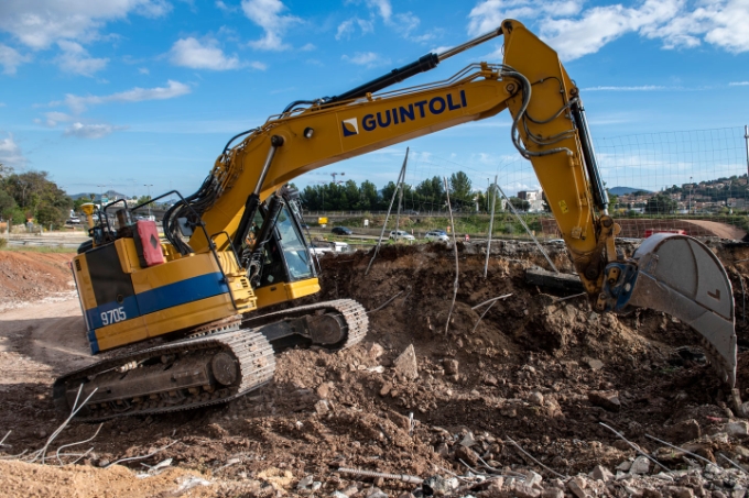 Vue d'une situation de travail avec un engin de chantier.
