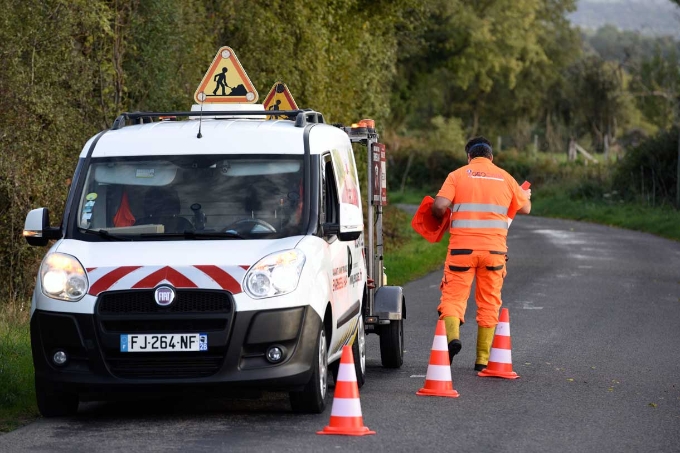 Mis en place de la signalisation sur la chaussée 