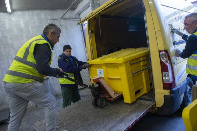 Éric décharge la camionnette pleine de la collecte du jour dans le local.