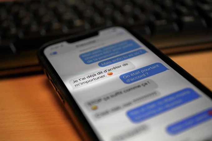 Illustration de harcèlement sexuel par sms.