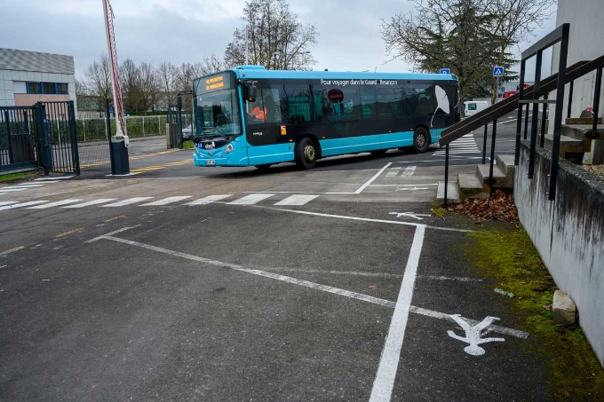 Un bus à la sortie du site Keolis Besançon. 