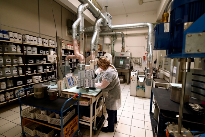 Une salarié dans le local de création d'encres. Une salarié dans le local de création d'encres.