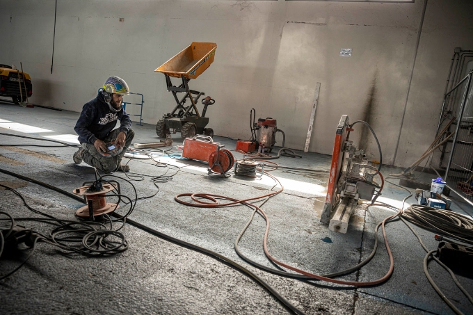Un salarié de l'entreprise Assciage Diamant utilise un robot de découpe du béton. Un salarié de l'entreprise Assciage Diamant utilise un robot de découpe du béton.