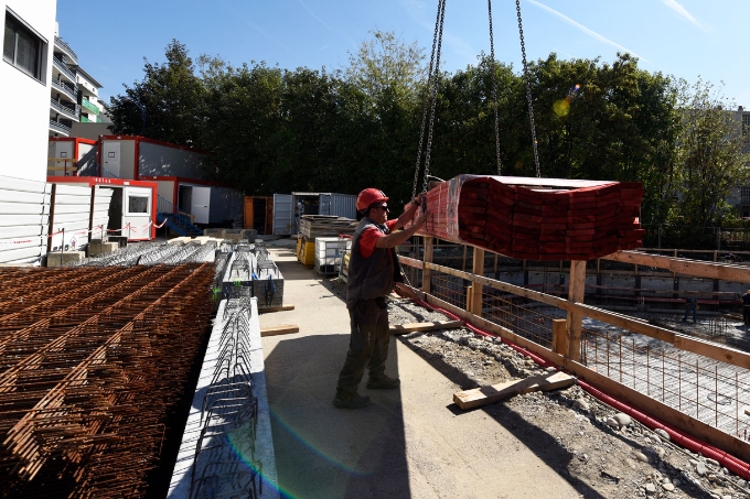 Un ouvrier travaille sur un chantier ensoleillé. Un ouvrier travaille sur un chantier ensoleillé.