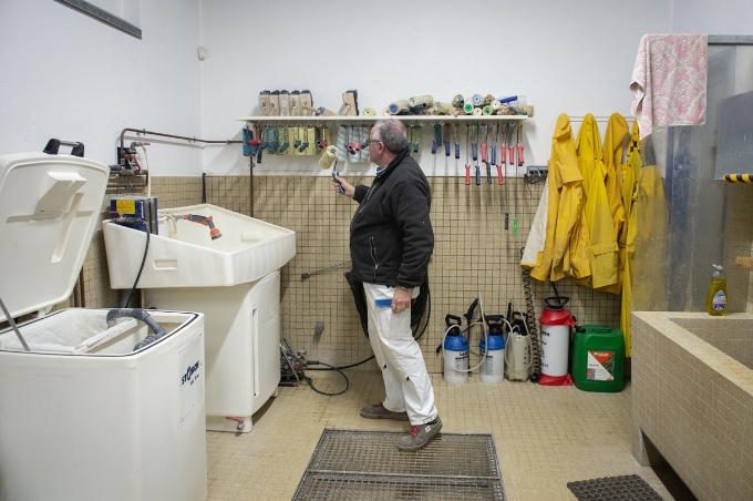 Christian Schmitt dans la station de nettoyage automatique des pinceaux et rouleaux.