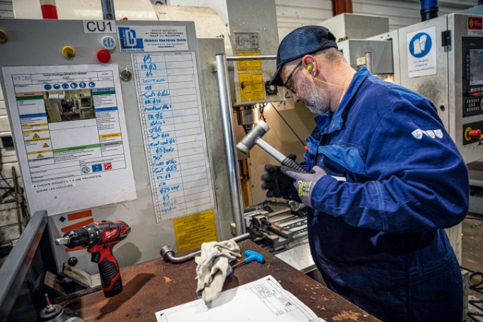 Un salarié de l'entreprise Cuxac à son poste de travail. Un salarié de l'entreprise Cuxac à son poste de travail.