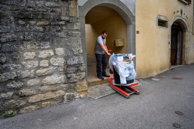 Utilisation d'un chariot électrique équipé de chenilles sur chantier.