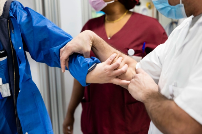 Illustration d'une mise en scène de violences externes au sein d'une équipe de professionnels de santé. Illustration d'une mise en scène de violences externes au sein d'une équipe de professionnels de santé.